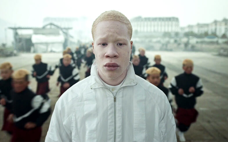 直擊亂世真面目——MV導演Romain Gavras揭示荒謬的現實景象