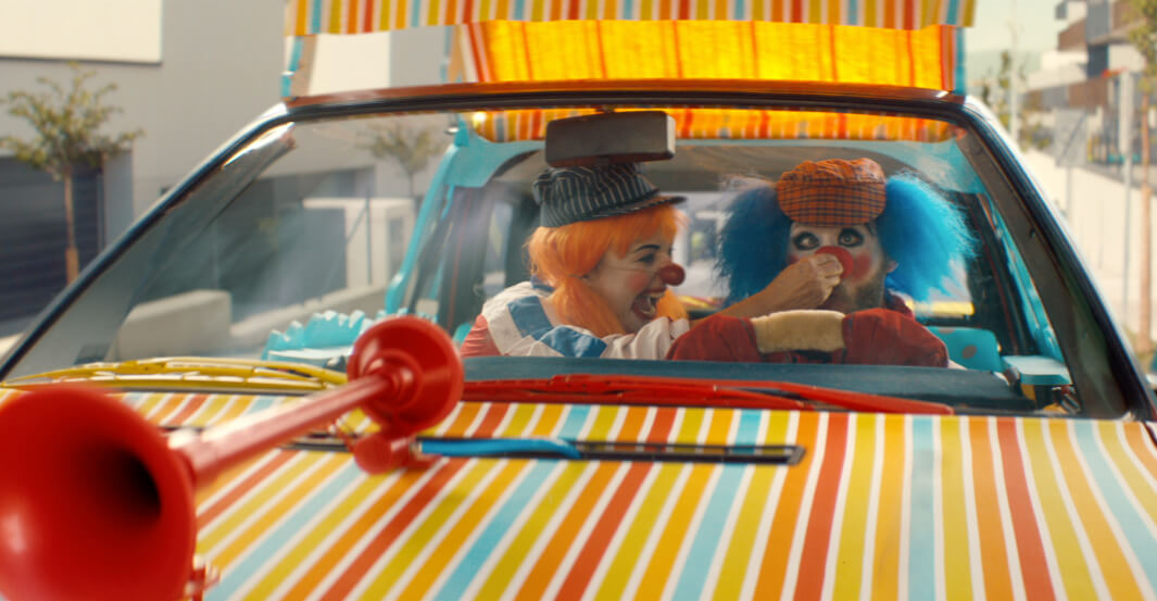 奧迪廣告分享——導演Ringan Ledwidge獨創小丑駕駛的詼諧國度