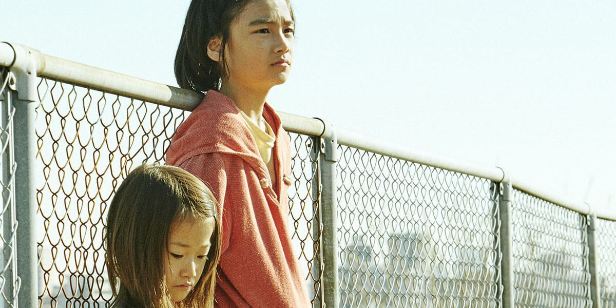 《小偷家族》拍出底片情懷，是枝裕和十年的風格蛻變