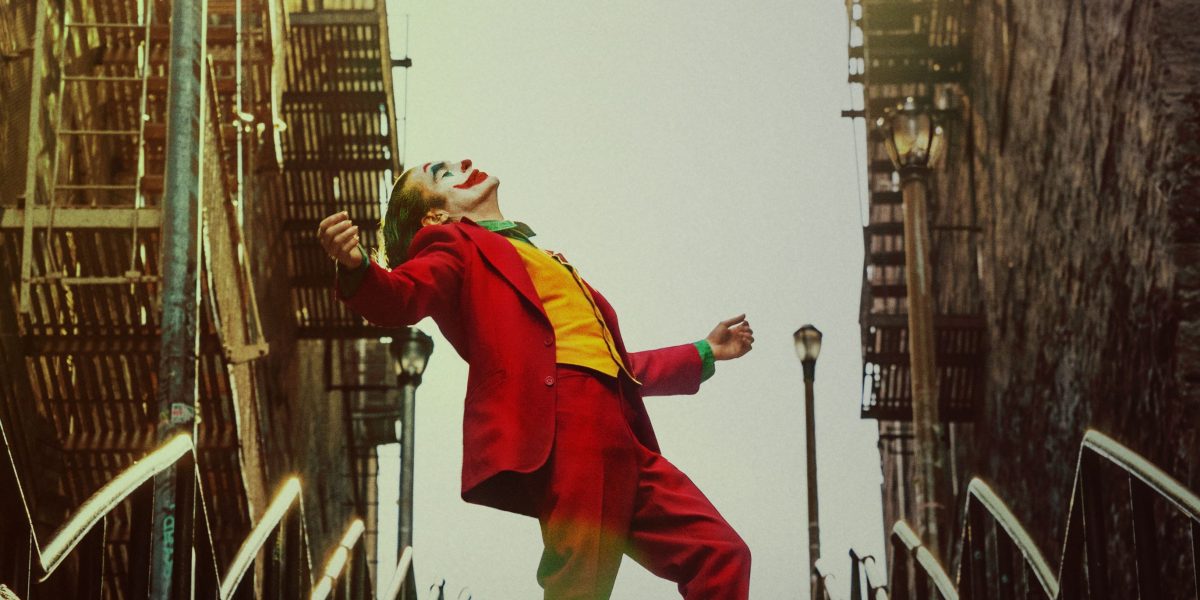 《小丑》重現犯罪之都高譚市，以寫實風格獨創妝容與場景設計