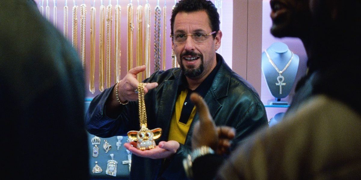 《原鑽》底片攝影窺見紐約鑽石區，電子配樂深化驚悚剪接手法