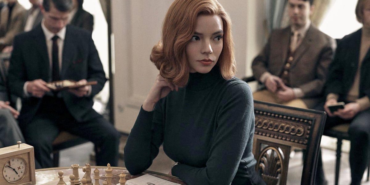 《后翼棄兵》復古造型與棋盤風格服裝，管弦配樂襯托棋賽張力